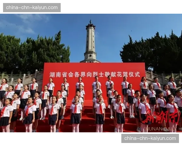 致敬传奇，拜仁赛前为已故功勋主席乌利-霍内斯举行默哀仪式