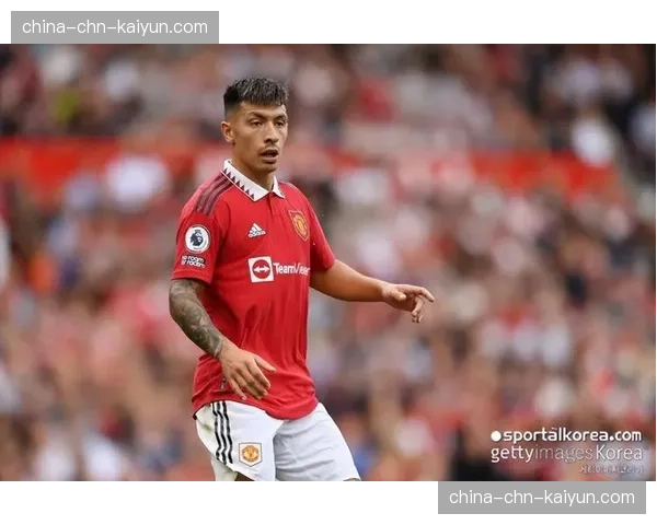 曼联官方确认,中卫利桑德罗-马丁内斯因膝伤赛季报销